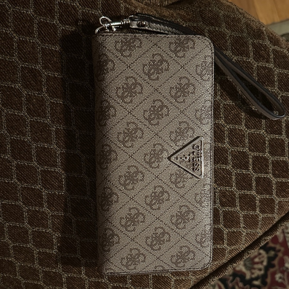 Guess Tan Logo Pattern Wallet - image 1